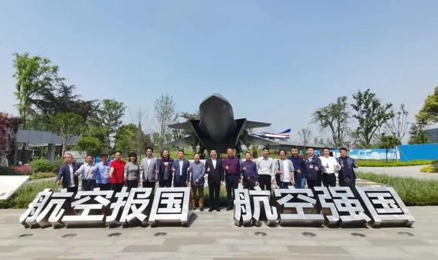 2022042204382182 “翰墨新城·抒怀凌云”——书画艺术进成飞活动举行-图片1