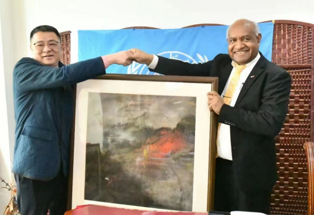 20230320175328-9ae63 画家张华锋向联合国教科文组织捐赠作品-图片2