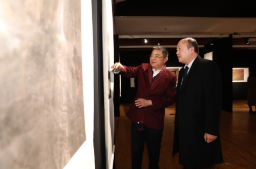 20230320175334-34a79 画家张华锋向联合国教科文组织捐赠作品-图片5