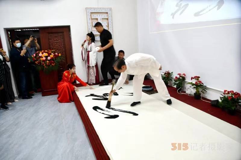 7c0f4860597e430f8f08f0aab1ff9d42 房山今日添双喜,正大书风万里扬——中国东方文化研究会榜书文化专业委员会授牌仪式暨北京徐双喜榜书艺术中心启动仪式在北京房山区举行-图片8